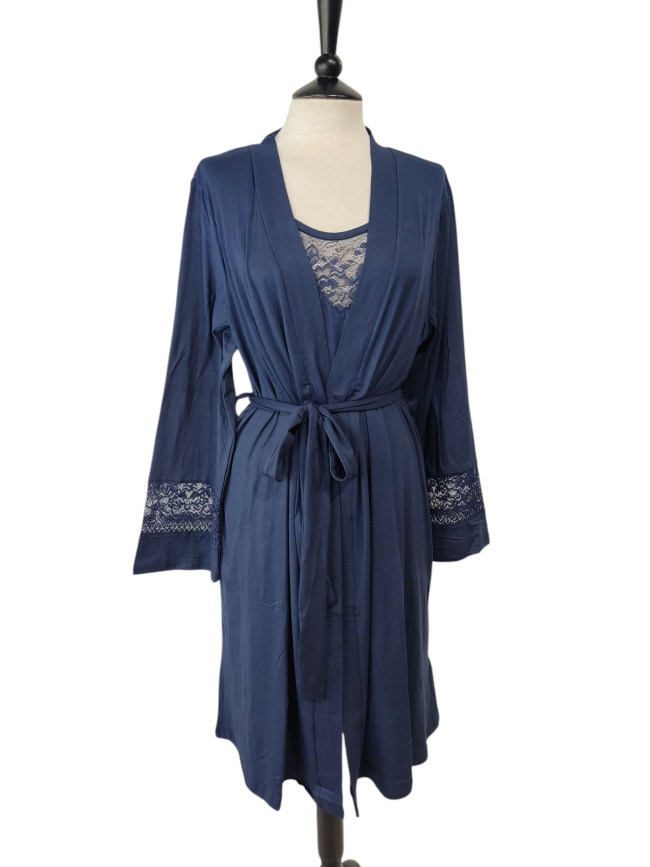 Camisón y bata con encaje