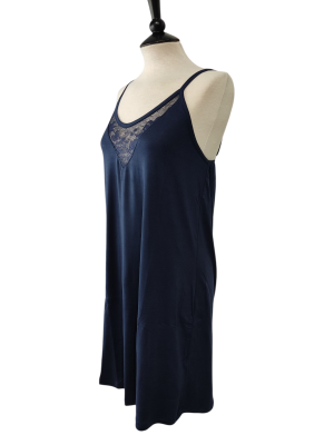 Camisón y bata con encaje