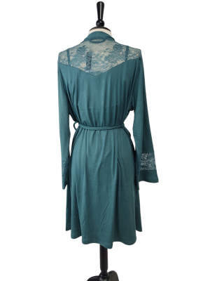 Camisón y bata con encaje