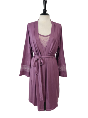 Camisón y bata con encaje