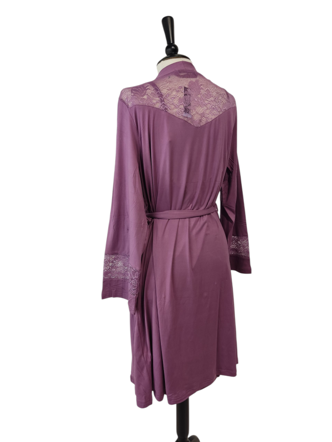 Camisón y bata con encaje