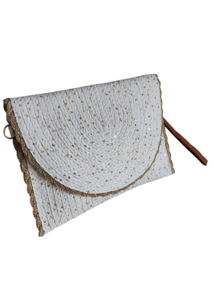 Bolso sobre rafia